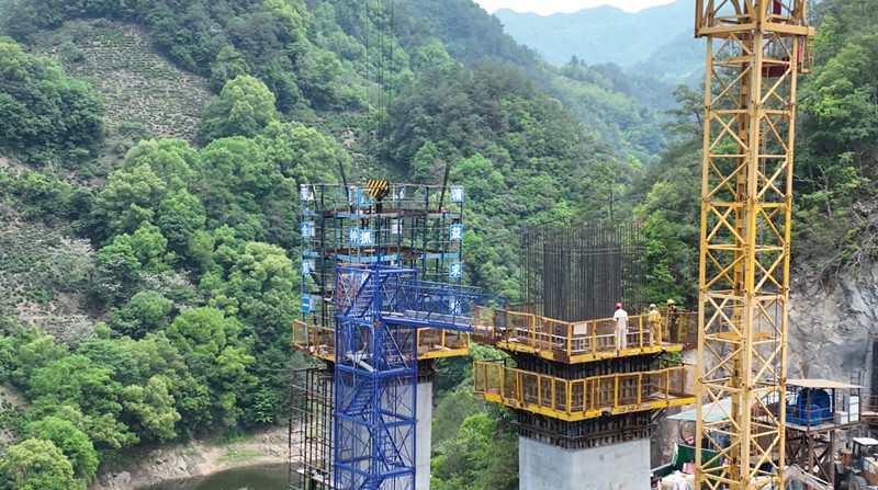 皖歙縣：高空「舞者」  雲端築夢
