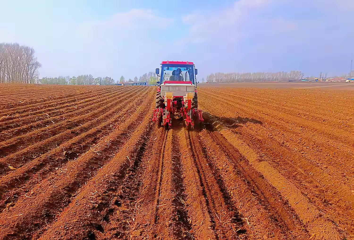 哈市香坊區成高子鎮：春潮湧動忙農事 沃土育糧繪新景