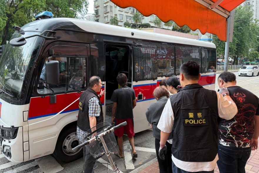 警方上水破釣魚機賭檔 拘13人檢賭具