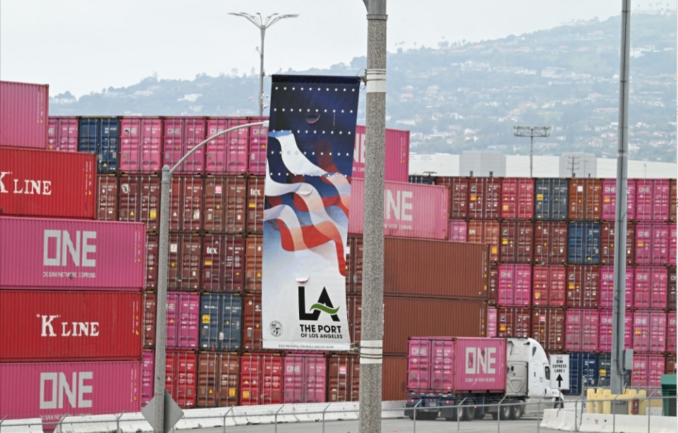 首批145%關稅中國貨船抵洛杉磯 成本較上月暴漲250%