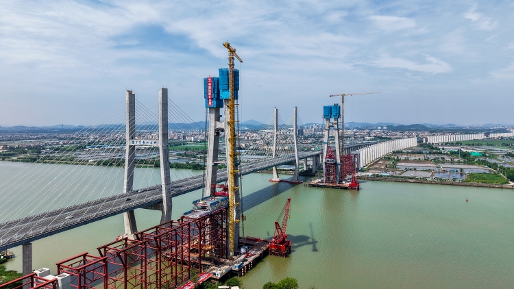深江鐵路跨磨刀門水道主橋 實現首個主塔封頂