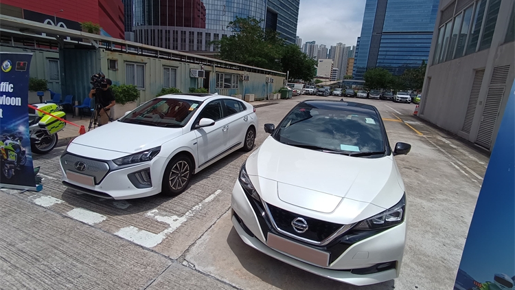 警方打擊白牌車 兩司機涉非法載客取酬