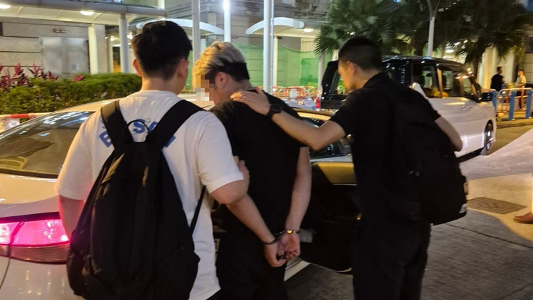 警拘一男涉大窩口邨淋潑紅油