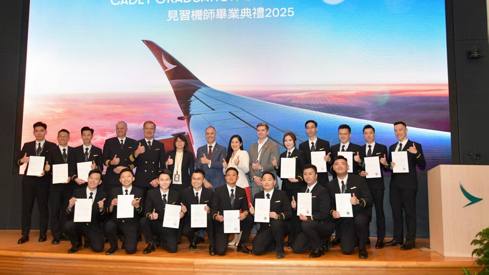 有片｜接受80周飛行培訓 國泰航空34名見習機師今畢業