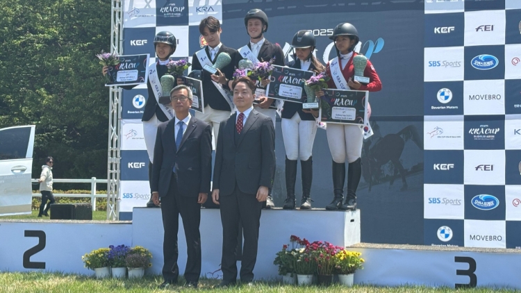 出戰韓國馬術場地障礙賽 肖竣元勇奪銀牌為港爭光