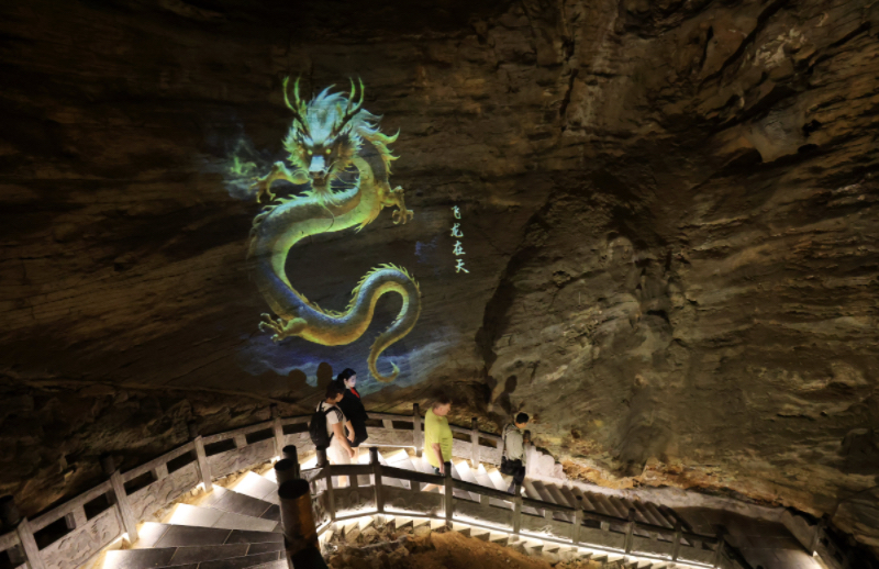 湖南張家界：黃龍洞景區光影升級打造炫彩「燈光秀」