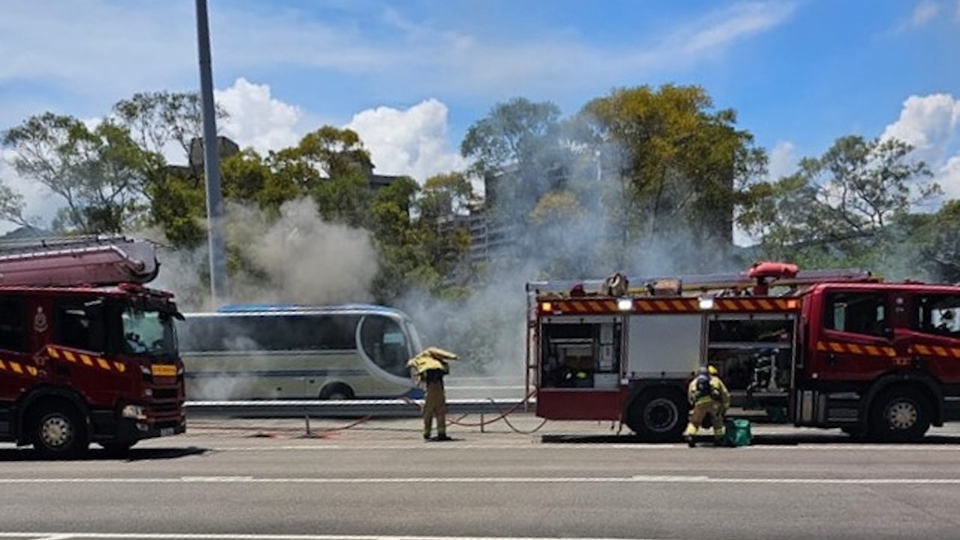 獅子山隧道公路一旅遊巴突起火冒濃煙 幸無人受傷
