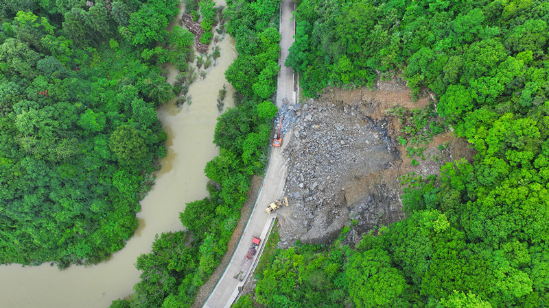 皖祁門縣：山體塌方500多立方米 省道5小時搶通