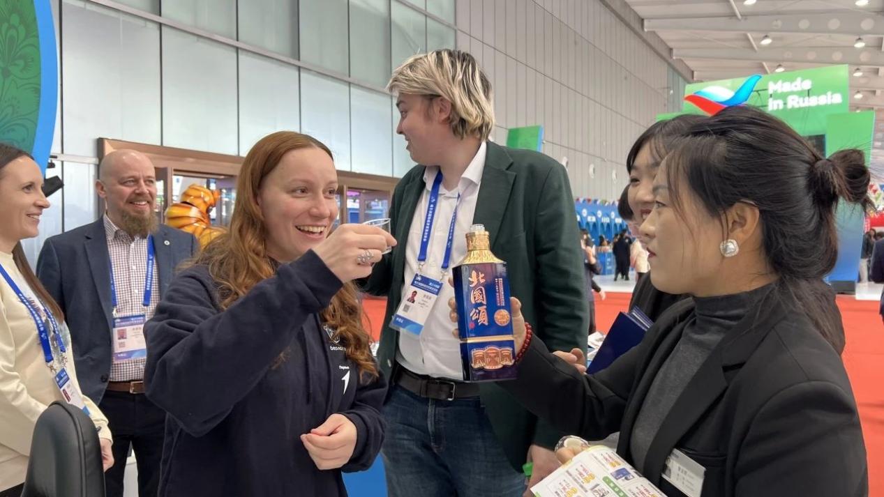 百年酒韻綻哈洽 小酒喔攜北國頌家族連結國際市場