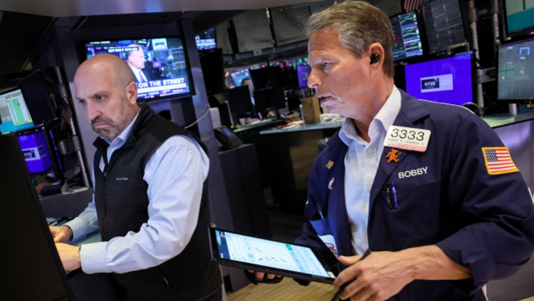 特朗普威脅對歐盟及蘋果徵稅 道指低開近五百點