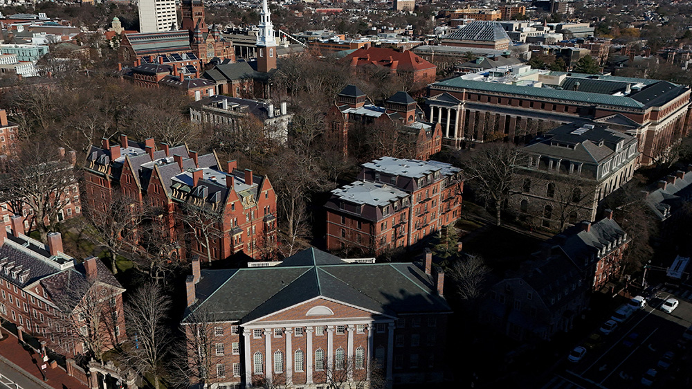 特朗普稱考慮從哈佛撤款30億美元 撥給全美各地職業學校