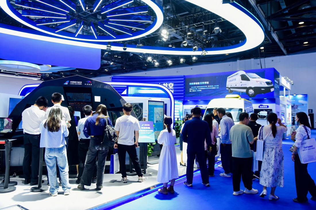 南航攜硬核科技成果亮相第三屆民航科教成果展