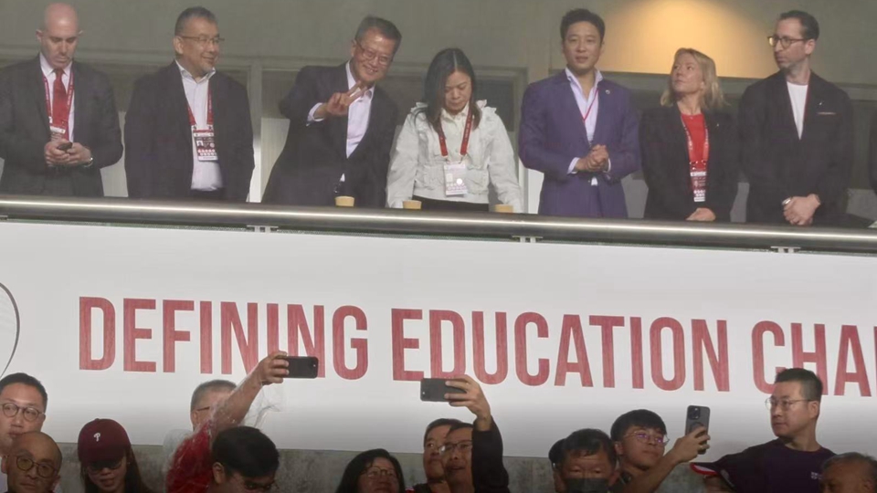 有片｜財爺同球迷打成一片 V字手勢與球迷合照