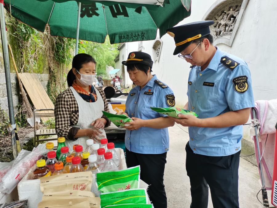 皖徽州區市監局：多維監管護佳節 築牢「舌尖防火牆」
