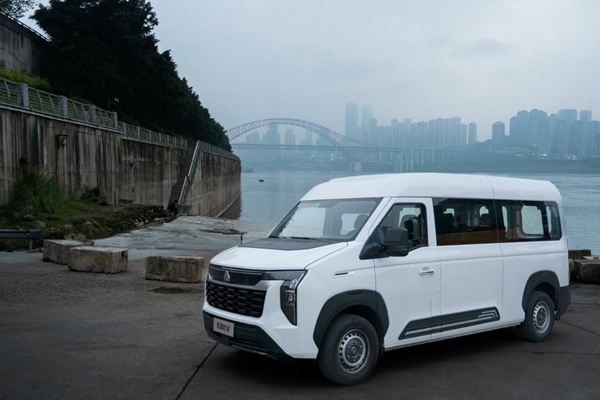 全家出行的終極答案——中國重汽先鋒官V，即刻出發