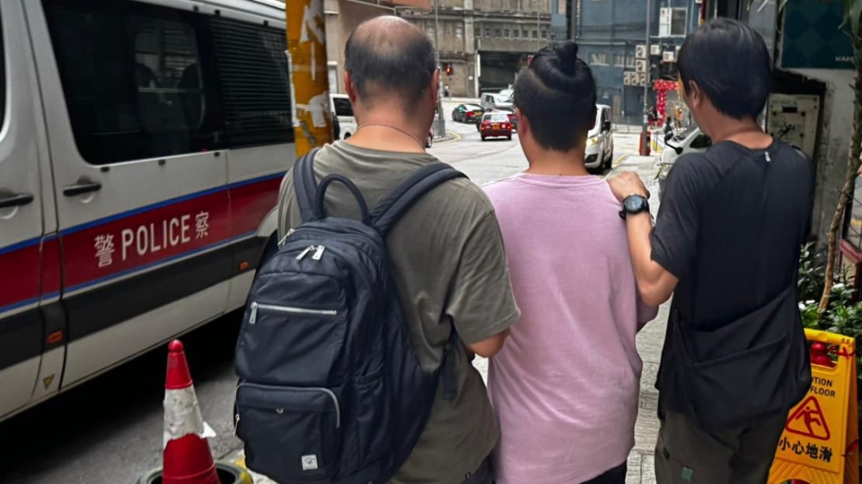 涉以油漆塗污葵涌一工廈食肆玻璃窗 警拘中年漢