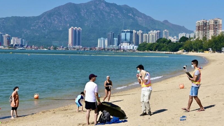 多個泳灘懸掛紅旗