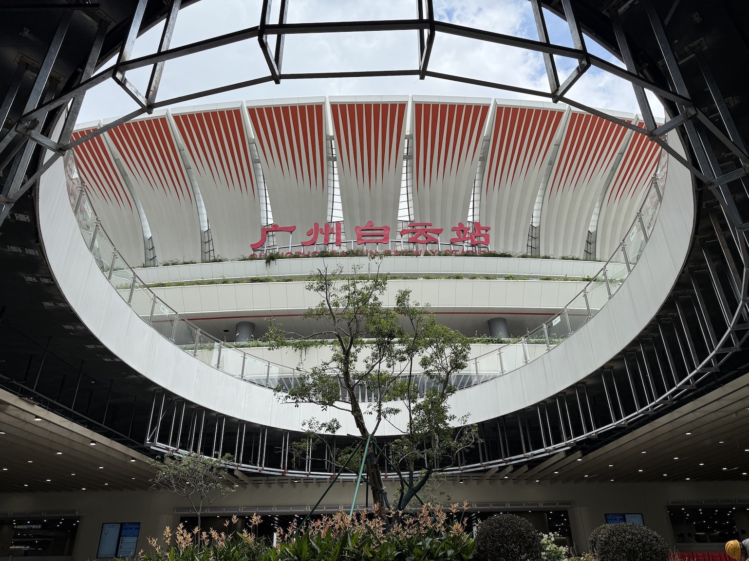 廣州地鐵十二號線東、西段開通在即 記者率先體驗六線換乘廣州白雲地鐵站