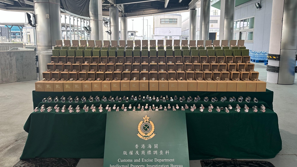 海關港珠澳大橋香港口岸檢獲3300隻冒牌手表 拘貨車男司機