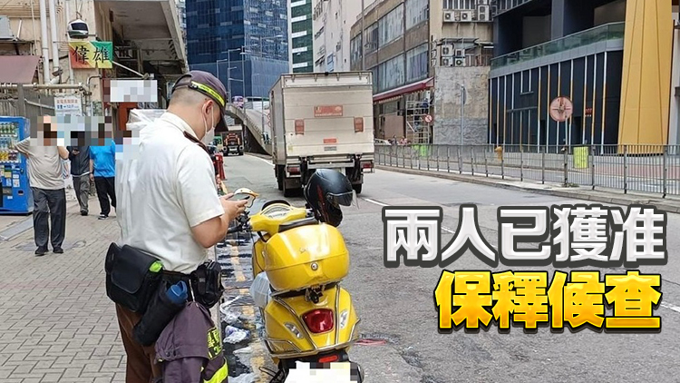 警方荃灣打擊交通違例 拘兩男發近900張告票