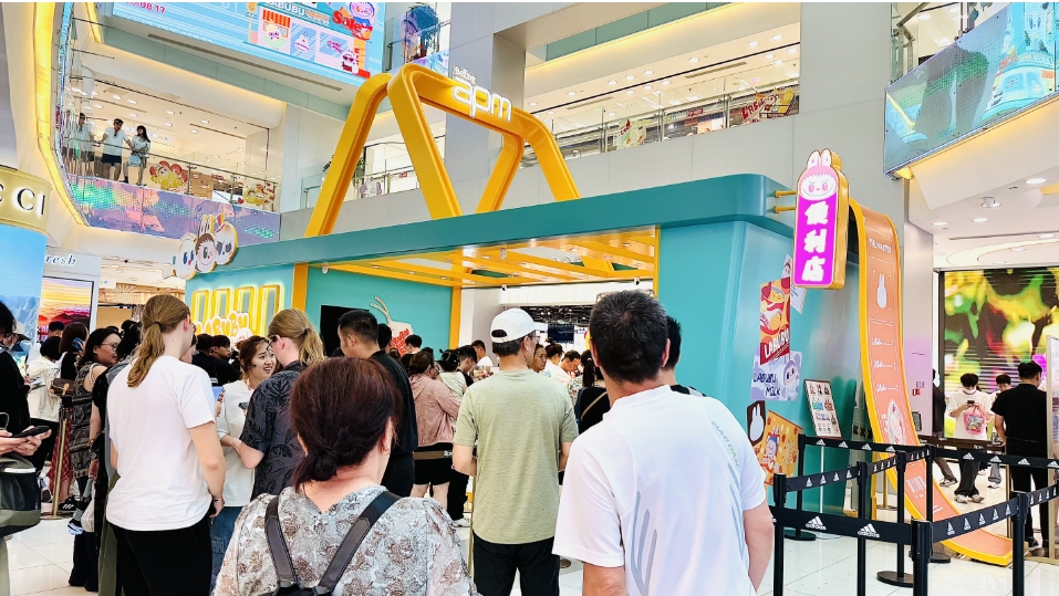 拉布布快閃店現身北京王府井，引爆打卡熱潮！