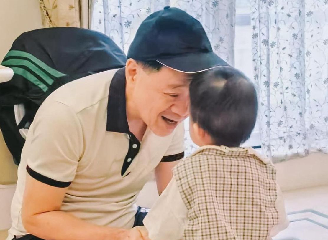 李家超曬溫馨爺孫照 向天下父親致敬