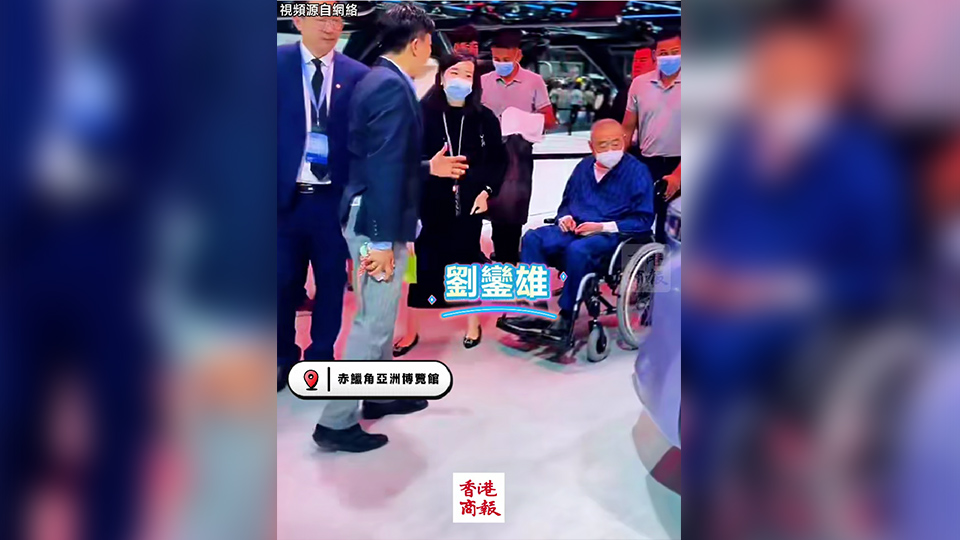 有片｜劉鑾雄現身香港車屒 看中國產紅旗車