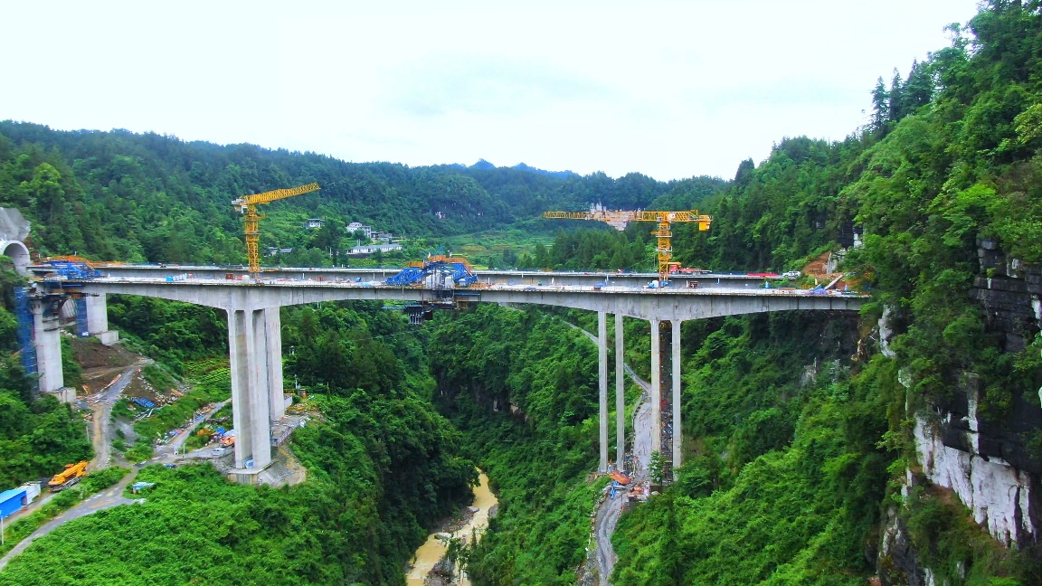 利咸高速兩洞橋大橋順利合龍