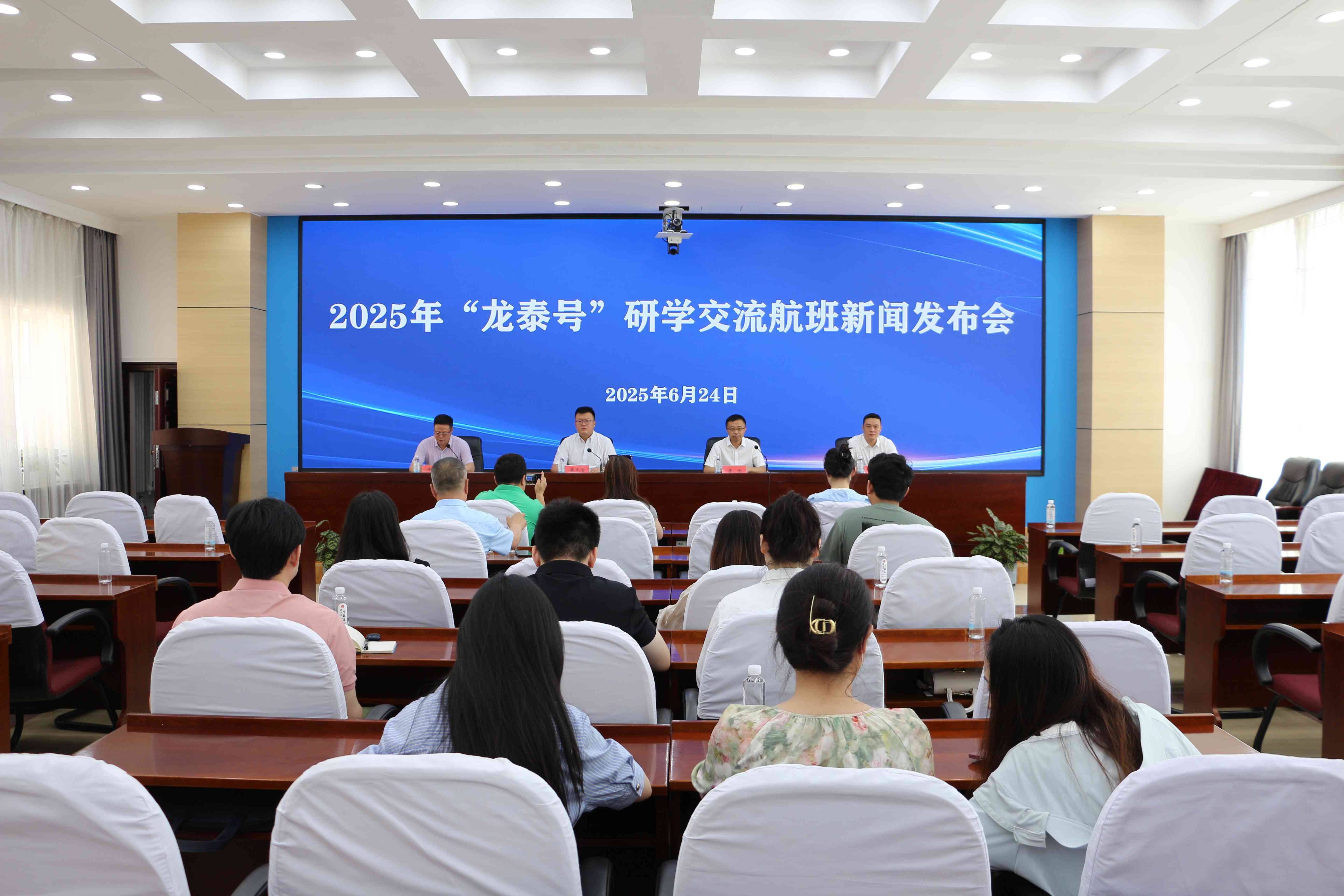 「龍泰號」援疆研學交流航班再提升 哈爾濱至阿勒泰研學交流營再升級