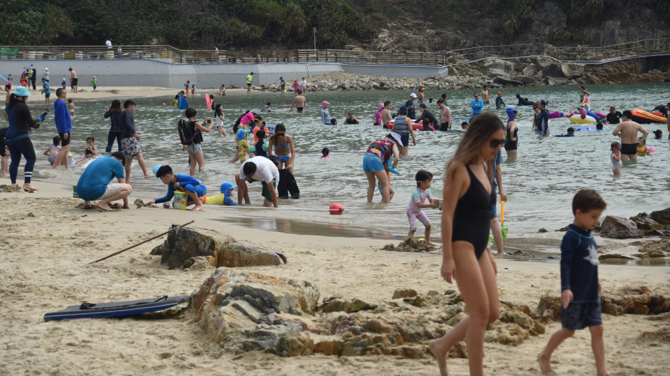 康文署：由於大浪關係 多個泳灘懸掛紅旗