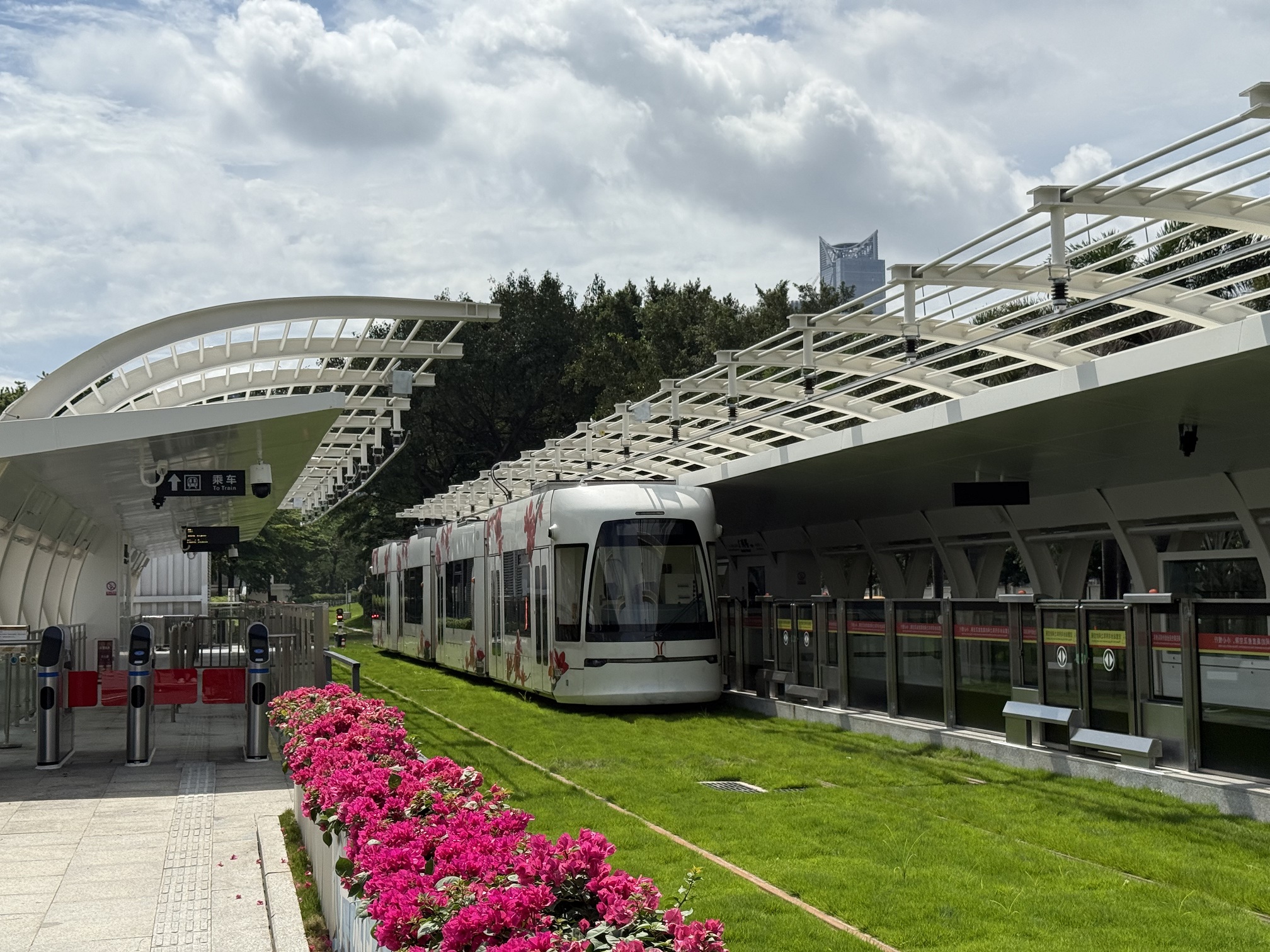 地鐵新線開通首日客流平穩廣州海珠有軌電車新廣州塔7月1日正式啟用