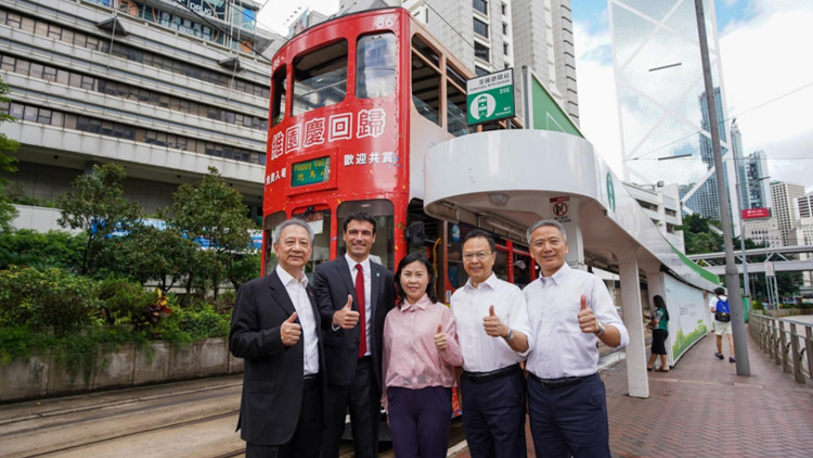 香港回歸28周年｜陳美寶與多名議員搭乘電車 享食買優惠慶回歸