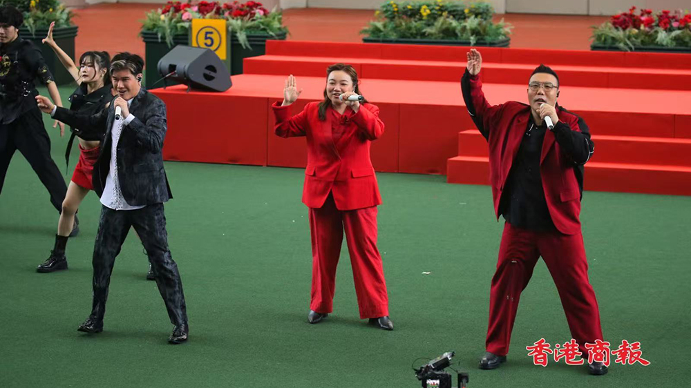有片｜香港共慶回歸賽馬日 黃博張與辰劉洋合唱發亮不再猶豫