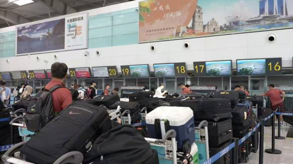 被指出征東亞杯攜較多行李 國足：51人託運140件 均為必要物資