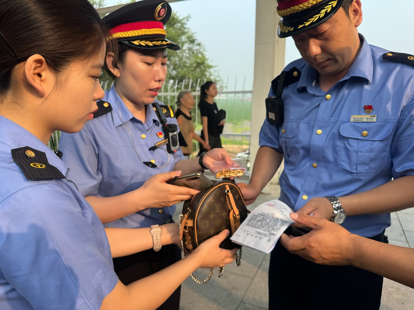 貴重財物失而復得  瀋陽客運段乘務員拾金不昧