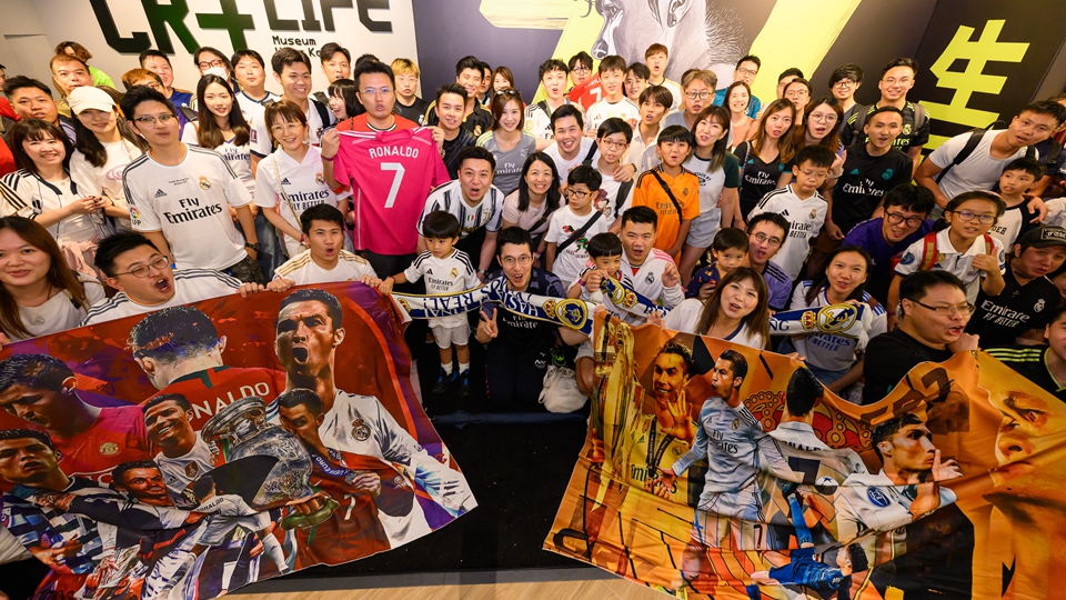 皇馬香港球迷會到訪C朗博物館 近百球迷打卡倒掛雕像