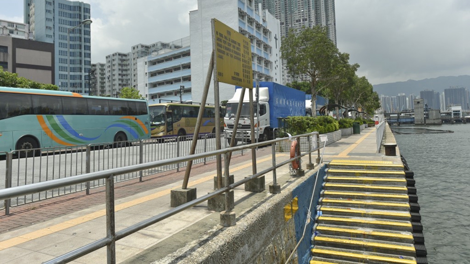 9歲男童於土瓜灣海心公園釣魚遭推落海 警拘23歲男子