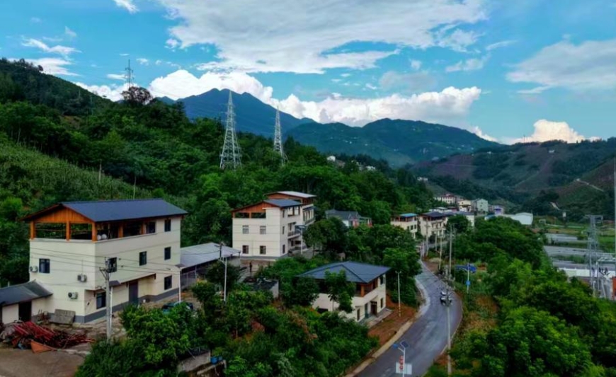 沿渡河鎮石喊山村以和美村寨建設共畫幸福村居