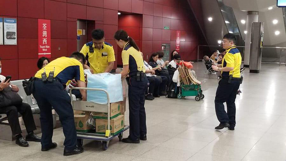 港鐵車站開放讓乘客暫避 維修團隊候命檢查露天路段