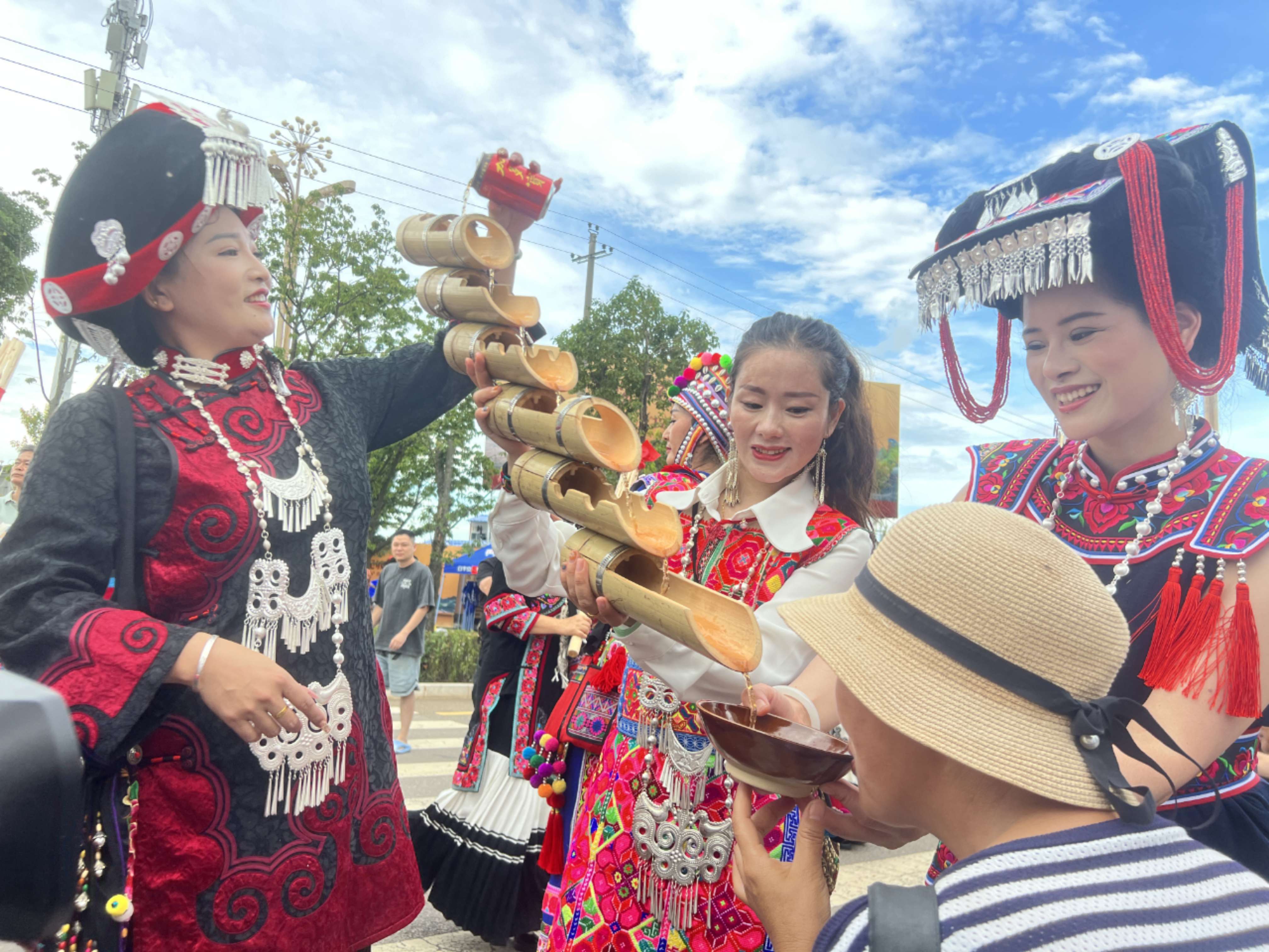硯山縣「非遺弦子舞」火把文化活動精彩啟幕