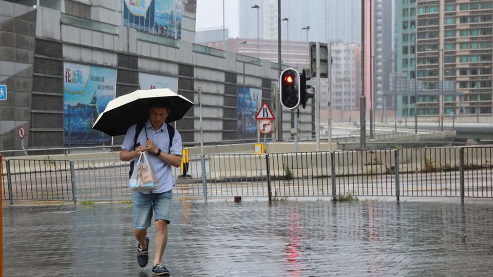 天文台晚上7時40分改發三號強風信號 預料會維持一段時間