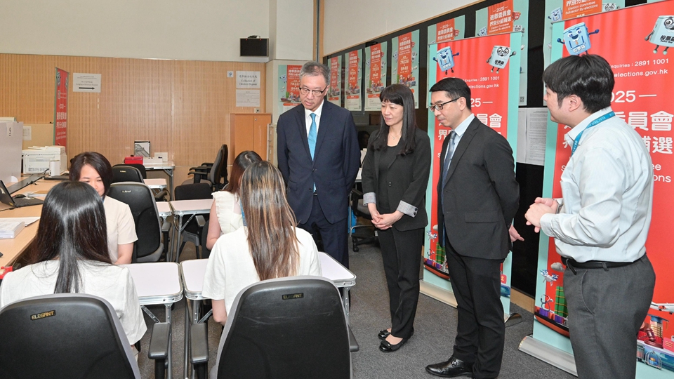 選管會主席陸啟康視察選舉主任辦事處 了解接收提名表格流程