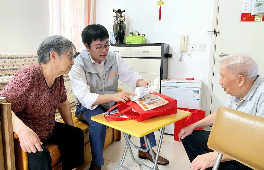 顏汶羽 ：觀塘區關愛隊22日起配合動態資料庫探訪長者戶 