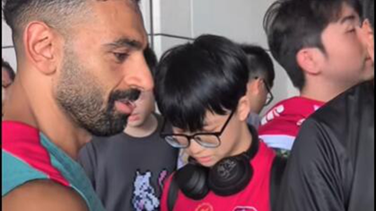 有片｜利物浦球員為球迷簽名盡顯親民