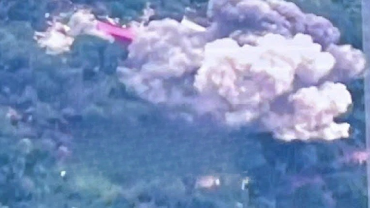 泰國軍方稱再次空襲柬埔寨軍事設施 公布襲擊照片