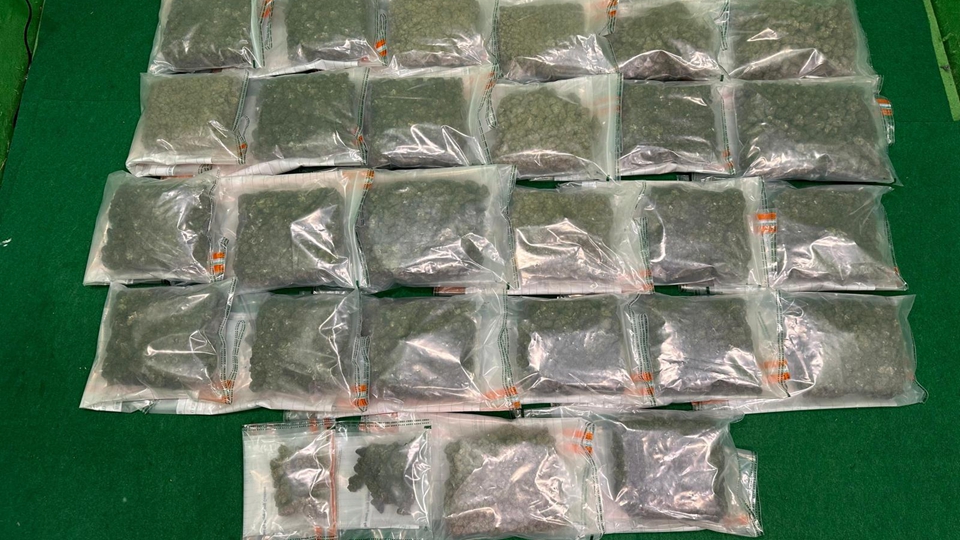 海關機場檢值540萬元懷疑大麻花 拘捕2名曼谷抵港男子