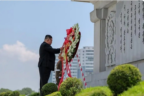 金正恩參謁中朝友誼塔並獻花圈