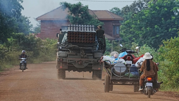 泰柬衝突進入第4天 泰媒報泰柬邊境傳出槍炮聲 柬方說衝突已致8萬柬平民逃離家園 