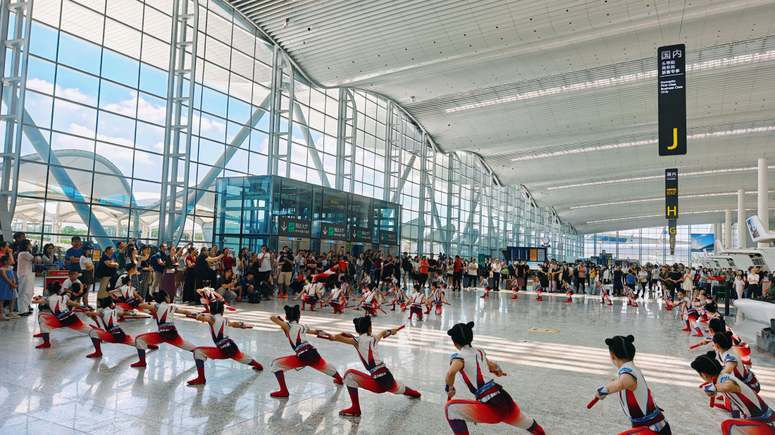 有片︱暑運老「友」記  這個暑假白雲機場把大小孩子「寵上天」