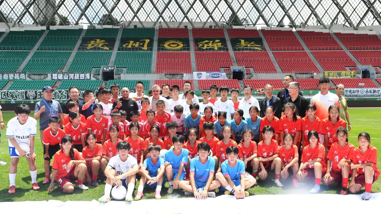 貴州足球青訓「熱辣滾燙」 傳奇球星巴喬、卡洛斯來打call